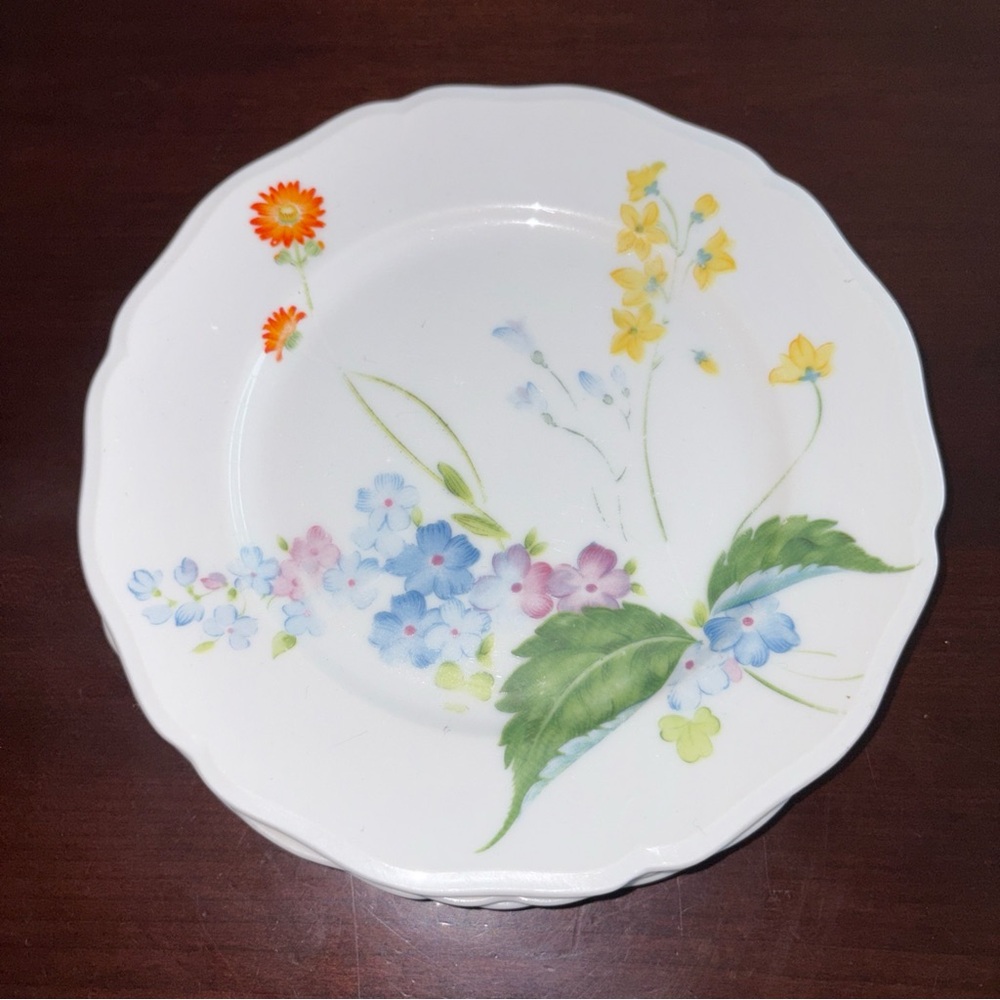 Rhythm China by International
Japan EARLY MORN 3739
Floral Salad Plates (3) 7.5"